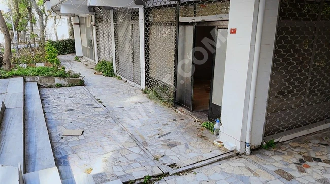 محل بمساحة 30 متر مربع مدخل مستوي