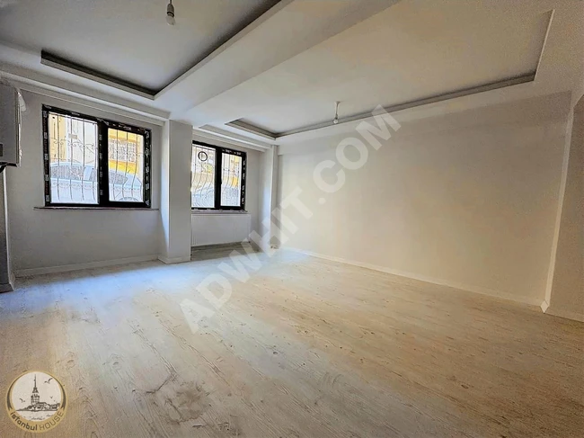 MAHMUTBEY CADDESİNDE SIFIR BİNADA GİRİŞ KATTA GENİŞ 2+1 DAİRE
