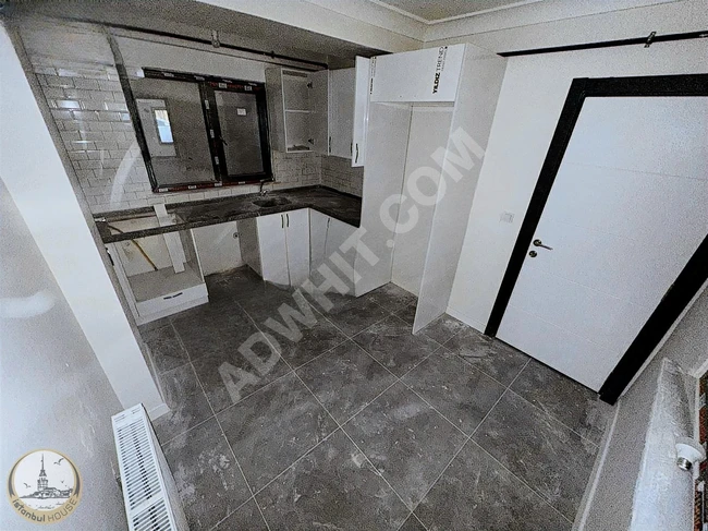 MAHMUTBEY CADDESİNDE SIFIR BİNADA GİRİŞ KATTA GENİŞ 2+1 DAİRE