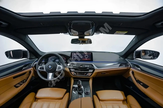 سيارة BMW 5.20İ/M موديل 2020 بمسافة 91,000 كم / ذاكرة / شفط أبواب / شنطة كهرباء / مقاعد جلدية.