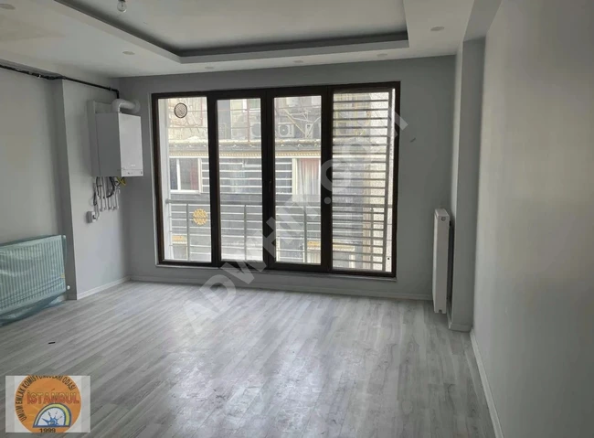 مبنى كامل للبيع بالقرب من ساحل Bakırköy يضم 4 شقق + محل تجاري