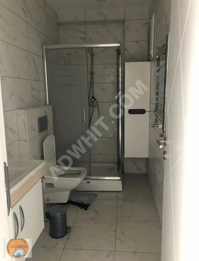 مبنى كامل للبيع بالقرب من ساحل Bakırköy يضم 4 شقق + محل تجاري