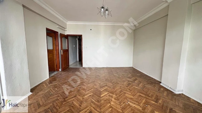 KAĞITHANE CADDESİNDE METROYA YAKIN ARA KAT SATILIK 2+1 DAİRE