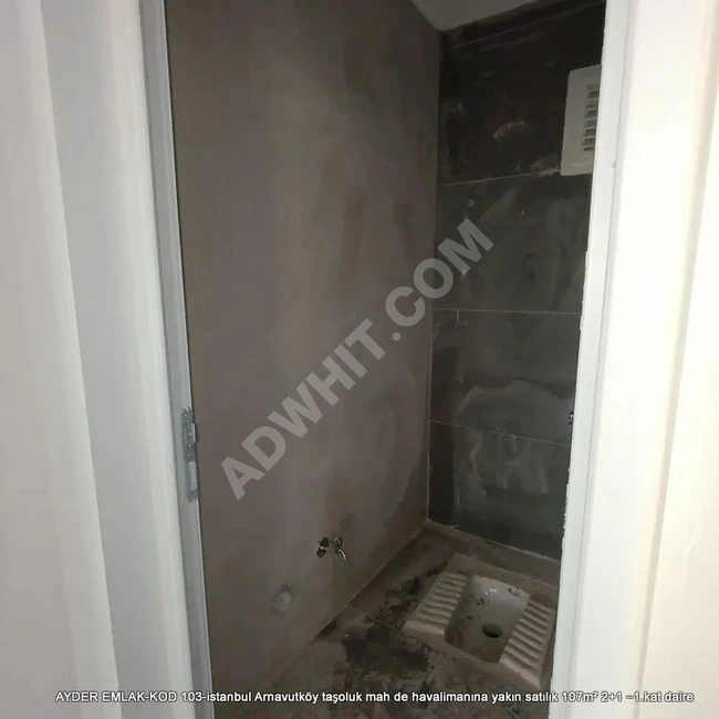 شقة للبيع بمساحة 107 متر مربع (2+1) في الدور الأول في Arnavutköy حي Taşoluk ، قريبة من المطار.