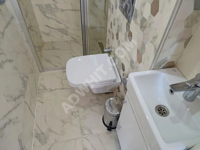 9M2 BALKONLU, MİNİBÜSE PARALEL HARİKA KONUM, ARA KAT, BOŞ (2+1)
