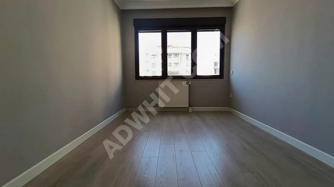 9M2 BALKONLU, MİNİBÜSE PARALEL HARİKA KONUM, ARA KAT, BOŞ (2+1)