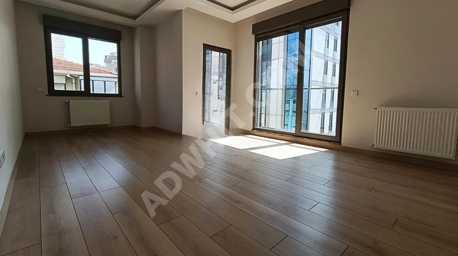 MİNİBÜSE PARALEL, KULLANIŞLI ODALARI OLAN, BALKONLU, BOŞ (2+1)