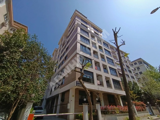 9M2 BALKONLU, MİNİBÜSE PARALEL HARİKA KONUM, ARA KAT, BOŞ (2+1)