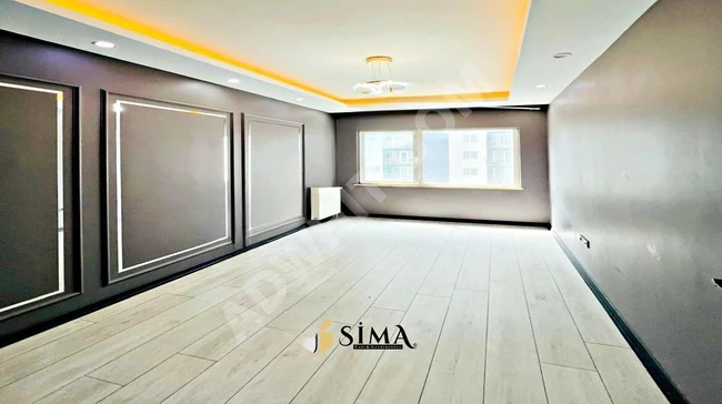 Spacious 2+1 apartment within the complex with luxurious decoration, 9 minutes from the Metrobus.