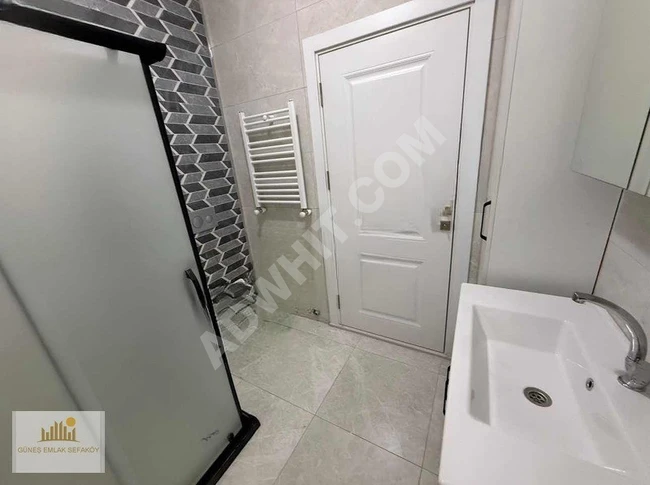 شقة 3+1 بمساحة 120 متر مربع مع موقف سيارات للبيع، طابق وسطي، جديدة كلياً في SEFAKÖY KARTALTEPE