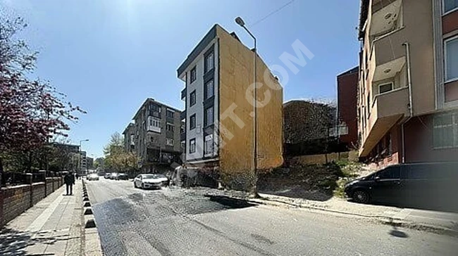 أرض للبيع بمساحة 246 متر مربع مع ترخيص بناء 12.50 في SEFAKÖY، على الشارع الرئيسي.