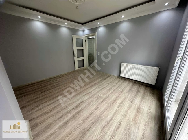 ^عاجل، بالقرب من مركز SEFAKÖY ، شقة 2+1 بمساحة 85 متر مربع، مع ترخيص بناء، مناسبة للقرض، الطابق الثاني.