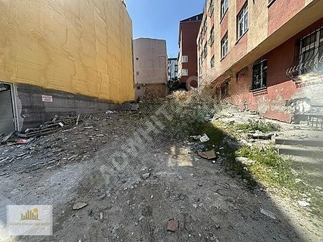 أرض للبيع بمساحة 246 متر مربع مع ترخيص بناء 12.50 في SEFAKÖY، على الشارع الرئيسي.