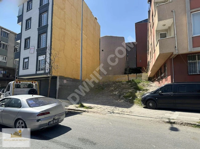 أرض للبيع بمساحة 246 متر مربع مع ترخيص بناء 12.50 في SEFAKÖY، على الشارع الرئيسي.