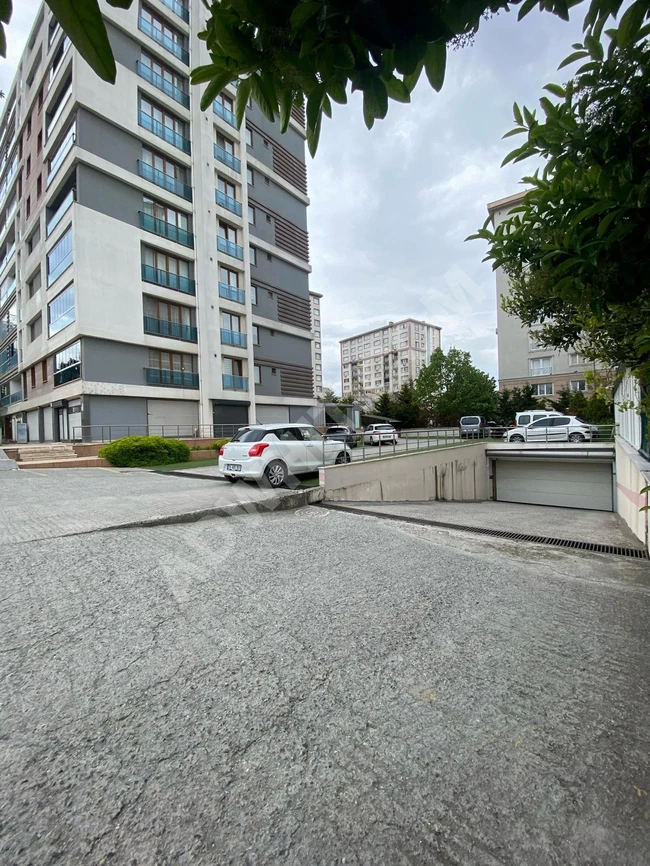 A residential apartment suitable for real estate ownership for sale at an attractive price within a complex in Beylikdüzü.