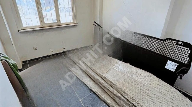 مستودع بمدخل مباشر بمساحة 100 متر مربع