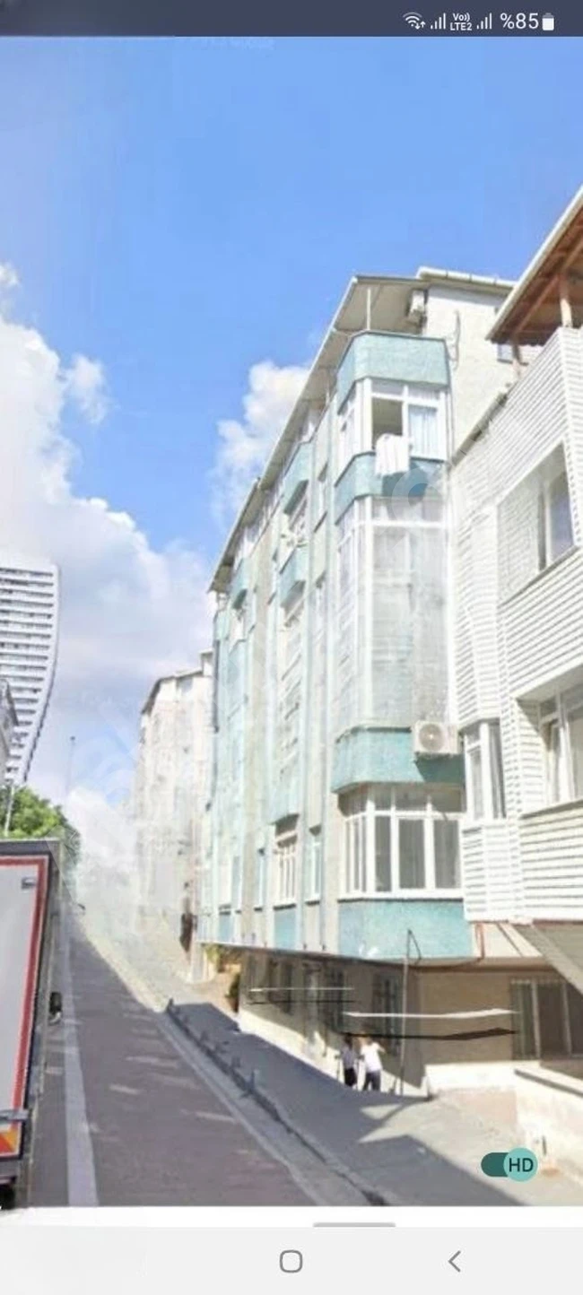 METROBÜSÜN YANINDA
