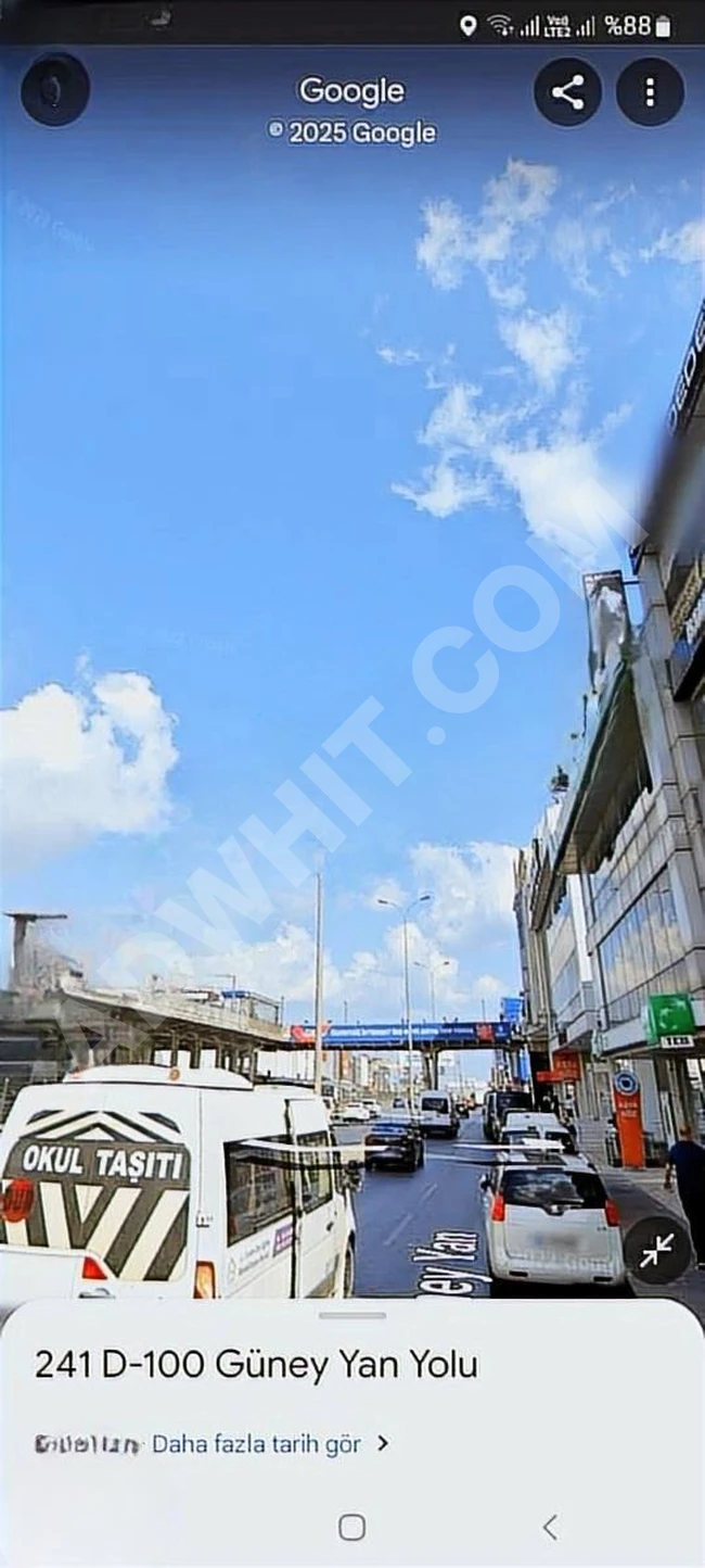 METROBÜSÜN YANINDA