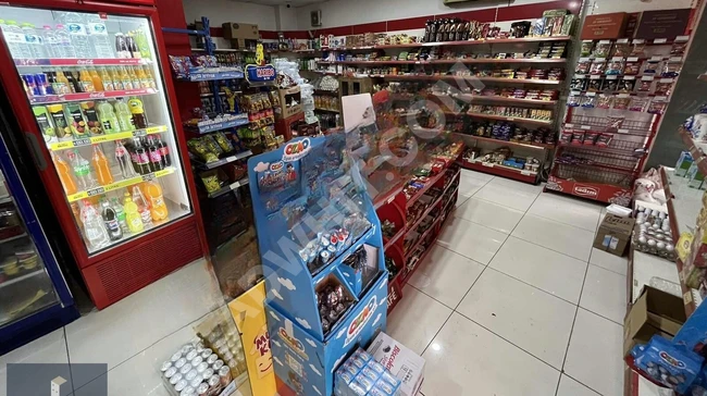 Market for sale by transfer on a busy main street
