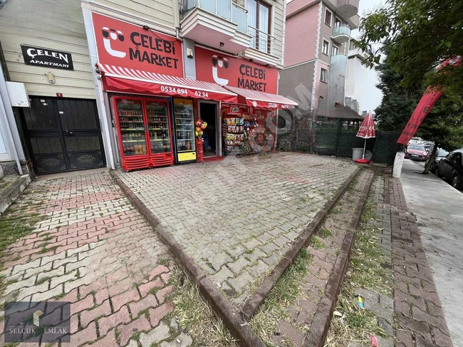 Market for sale by transfer on a busy main street
