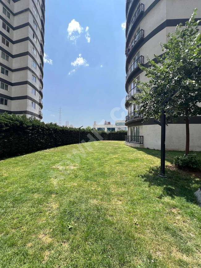 İstanbul'da bir sitede, bahçe manzaralı, eşyalı daire acil satılık.