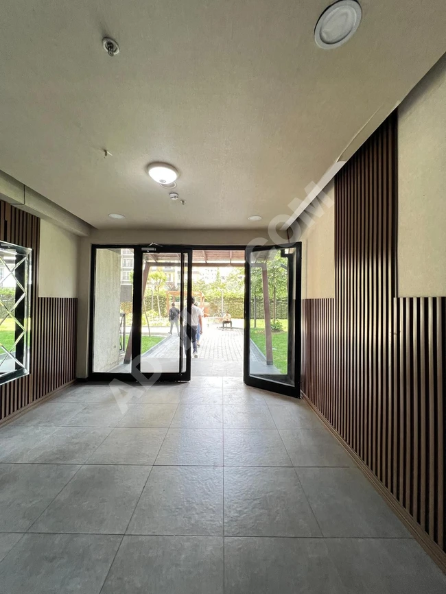 İstanbul'da bir sitede, bahçe manzaralı, eşyalı daire acil satılık.