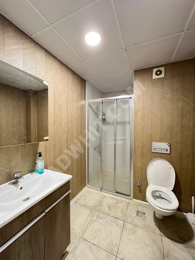 İstanbul'da bir sitede, bahçe manzaralı, eşyalı daire acil satılık.