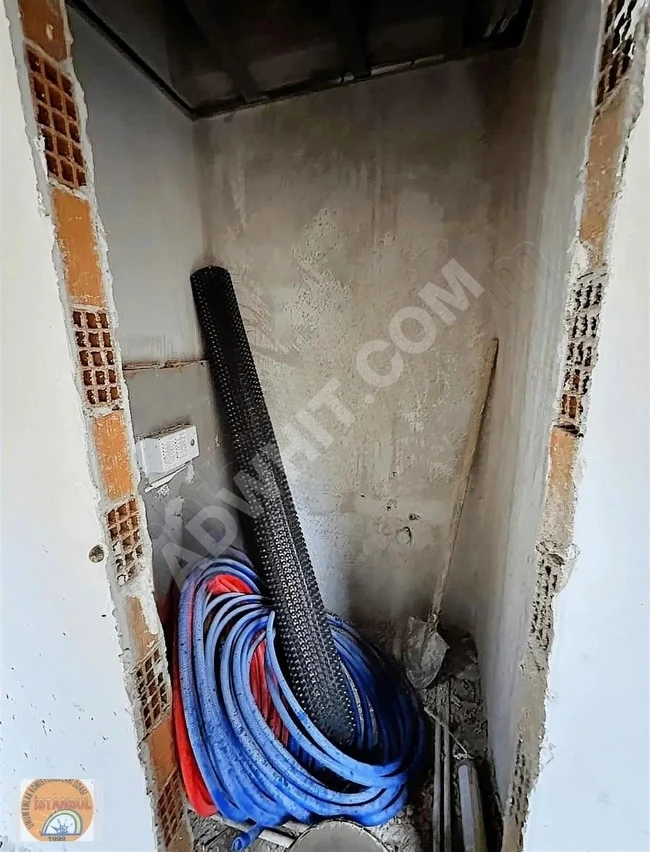 محل تجاري للبيع في مركز Bakırköy ، مبنى جديد مكون من 3 طوابق للبيع.