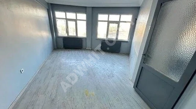 شقة 2+1 بمساحة 70 متر مربع، نصف طابق داخلي، مع بلكونة.