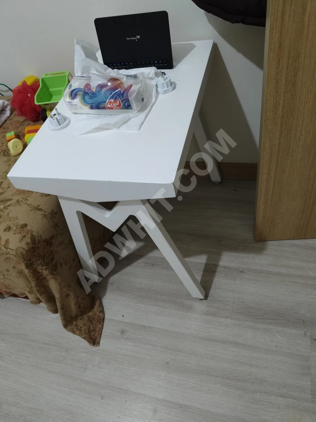 طاولة صغيرة مع عجلات