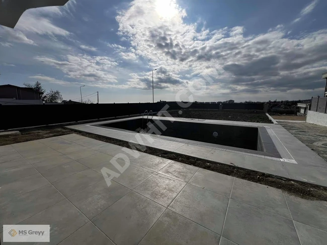 Büyükçekmece Güzelce'de Müstakil Havuzlu Site İçi Satılık Villa