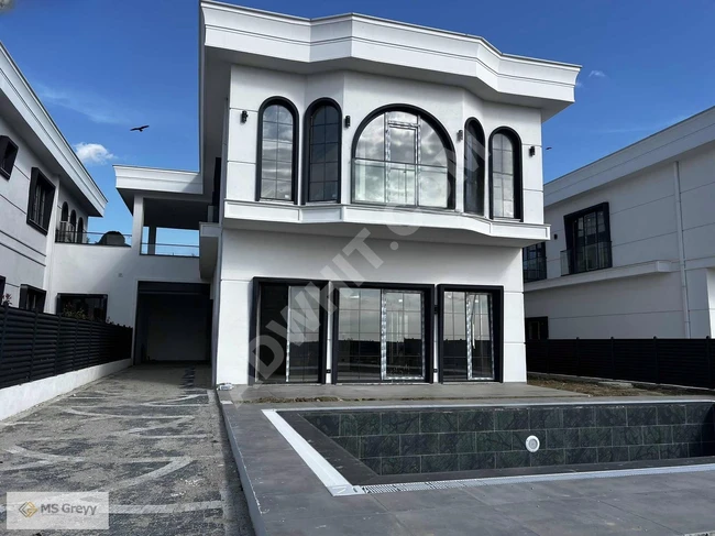 Büyükçekmece Güzelce'de Müstakil Havuzlu Site İçi Satılık Villa