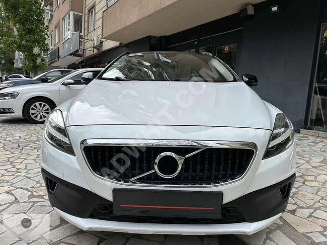 سيارة VOLVO V40 CROSS بفتحة سقف زجاجية، بدون عيوب وبدون طلاء.