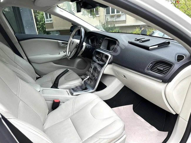 سيارة VOLVO V40 CROSS بفتحة سقف زجاجية، بدون عيوب وبدون طلاء.