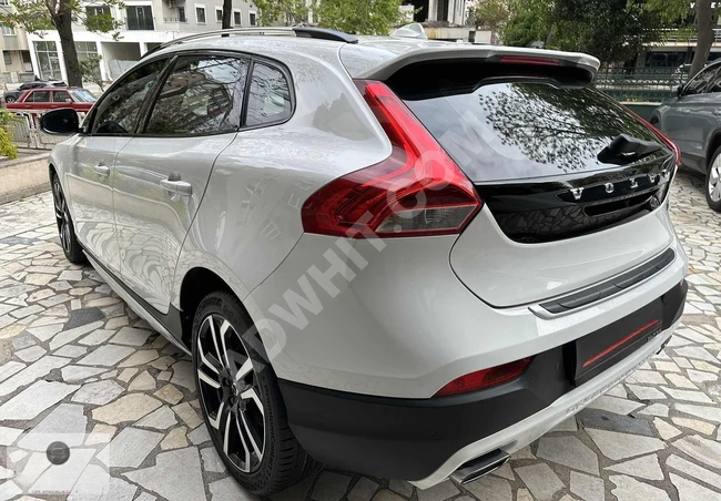 سيارة VOLVO V40 CROSS بفتحة سقف زجاجية، بدون عيوب وبدون طلاء.
