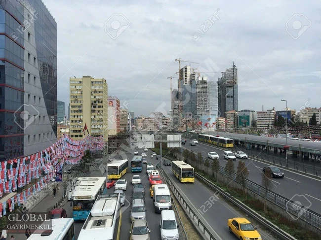 Opportunity: 1+1 apartment for rent, available and vacant. ** The Metrobus is 15 minutes away. BİLGİ University is 4 minutes away.