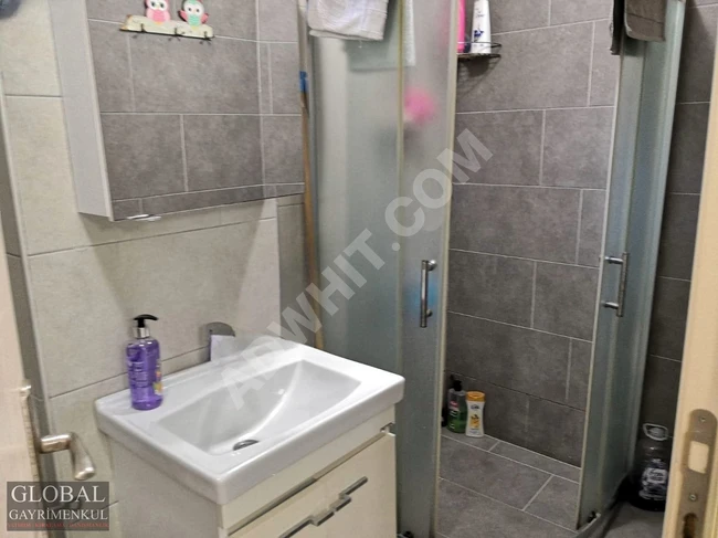 Opportunity: 1+1 apartment for rent, available and vacant. ** The Metrobus is 15 minutes away. BİLGİ University is 4 minutes away.
