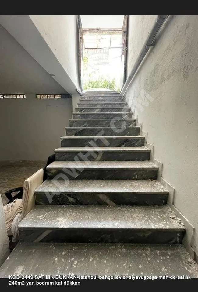 محل تجاري نصف قبو بمساحة 240 متر مربع للبيع في İstanbul Bahçelievler Siyavuşpaşa