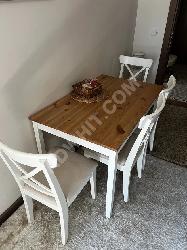 Beyaz renkli 4 sandalyeli IKEA mutfak masa takımı