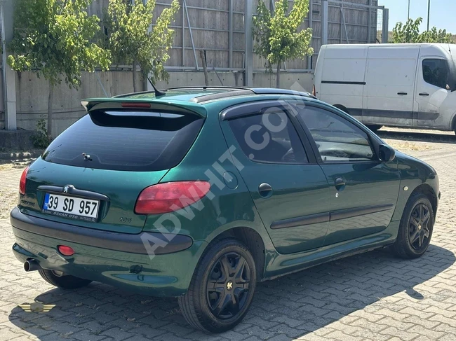سيارة PEUGEOT 206 موديل 2003 - بسقف بانورامي، من المالك الأول، 1.6، نظافة لا مثيل لها.