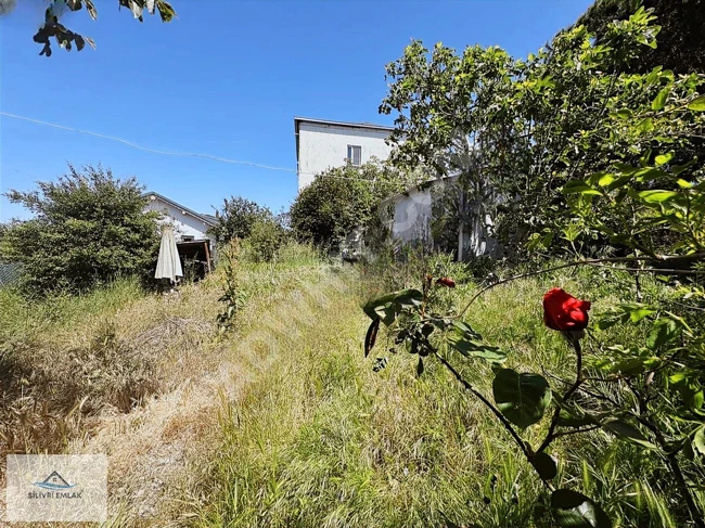 An independent plot of land with an area of 414 square meters containing a house in the center of the village of AKÖREN.