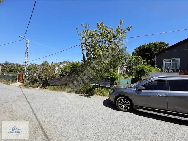 An independent plot of land with an area of 414 square meters containing a house in the center of the village of AKÖREN.