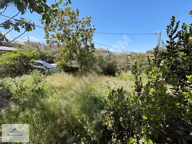 An independent plot of land with an area of 414 square meters containing a house in the center of the village of AKÖREN.