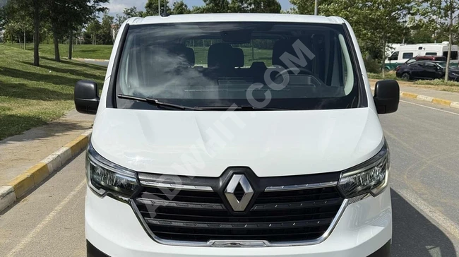 AKCAR-2023 RENAULT TRAFİC 5+1 -OTOMATİK-EKRANLI-HATASIZ BOYASIZ