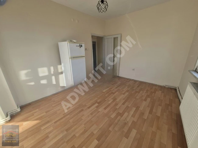 DEVA'DAN ÜSKÜDARIN MERKEZİNDE DÜZ AYAK KÖŞE FERAH BOYALI