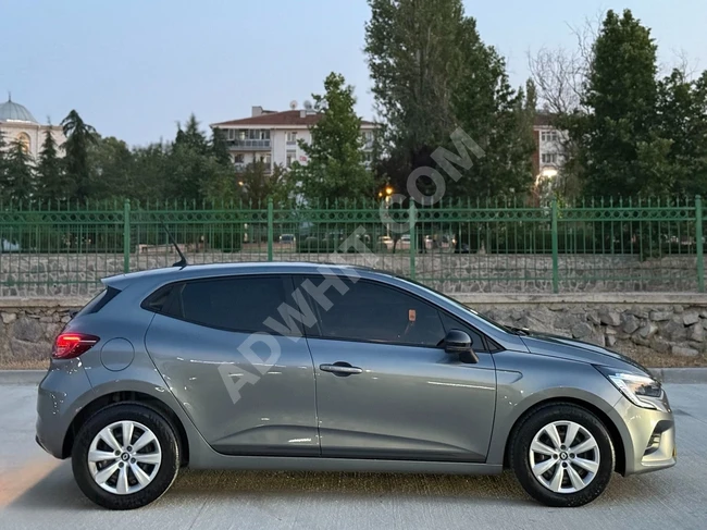 سيارة RENAULT CLİO JOY X-TRONİC 1.0TCE موديل 2023 بقوة 90 حصان صيانة وكالة بمسافة 44,000 كم