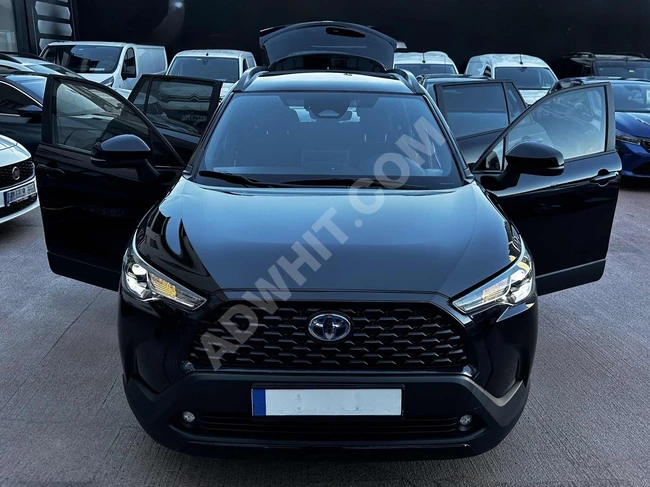 سيارة TOYOTA COROLLA CROSS HYBRİD موديل 2023 - بسقف بانورامي