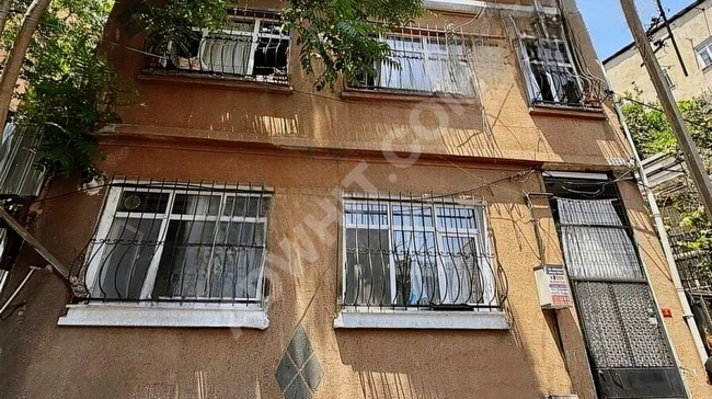 BEYOĞLU YENİŞEHİR'DE 4 KATLI BAKIMLI ANA CADDEYE YAKIN BİNA
