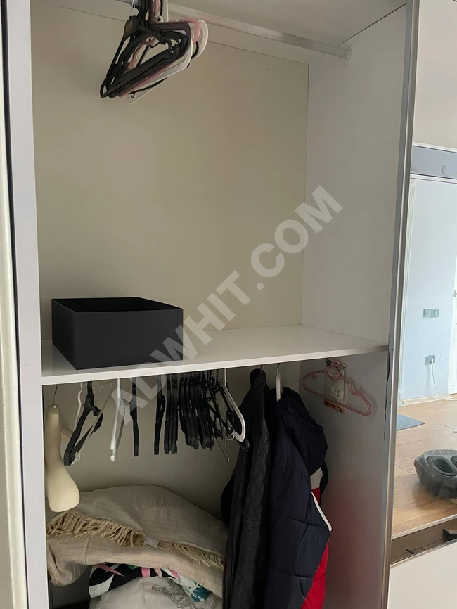 Büyük bir gardırop