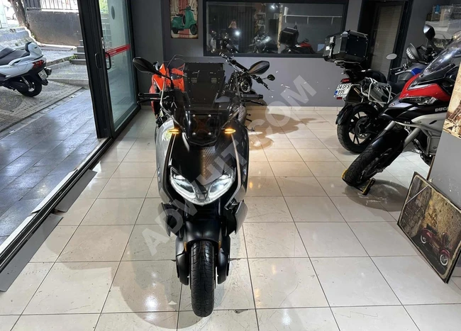 Auto Paris 2023 Model Givi Arka Çanta Soft Yan Çanta Diz Örtüsü